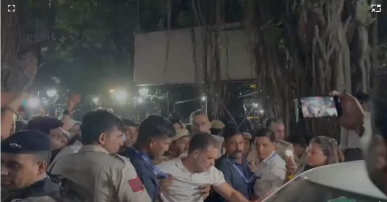 INDIA ब्लॉक का दिल्ली में महासंग्राम: 9 घंटे चले धरने के बाद पुलिस ने राहुल-प्रियंका को हिरासत में लिया